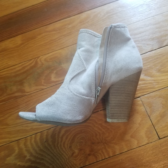 Coconuts by Matisse Booties. Light beige. Size 7 - Picture 8 of 8